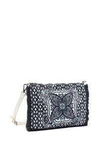 Borsa a pochette in tessuto con intricata fantasia floreale blu e bianca, dettagli in frange e una tracolla bianca regolabile. Forma rettangolare.