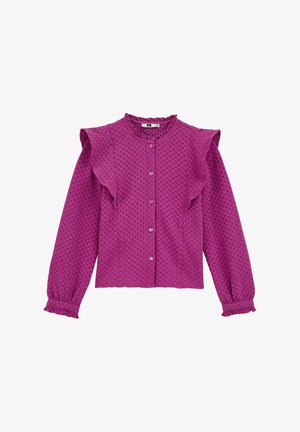 Blusa fucsia con tejido texturizado, acentos de hombros con volantes, cierre de botones y mangas largas con puños elásticos.