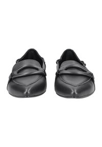 Schwarze Lederflats mit einem schlupffreundlichen Design, ausgestattet mit einem dekorativen Riemen über dem Obermaterial und einer glatten Textur, sowie einer spitzen Zehenform.