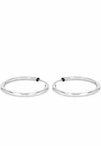 Silverfärgade hoops med en slank, cirkulär design. Slät yta med en subtil glans och en liten svart detalj nära stängningen.