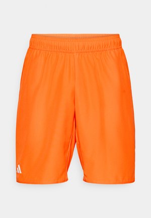 Oransje treningsshorts med elastisk midjebånd, med en hvit logodetalj ved kanten og en glatt, pustende stofftekstur.