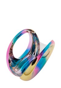 Translucent multi-farvet plastikring med et bølgende design i pink, blå og guld accenter, glat tekstur og rund facon.