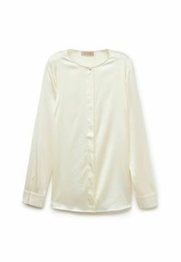 Sidenkrämblus med långa ärmar, rundad halsringning och knäppning framtill. Har en slät textur och skräddarsydd passform.