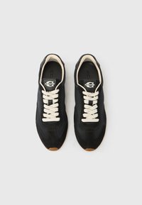 Μαύρα αθλητικά παπούτσια με επάνω μέρος από σουέτ και ύφασμα, κρέμ κορδόνια και καφέ λαστιχένια σόλα. Διαθέτουν λογότυπο στη γλώσσα και υφή λεπτομερειών.