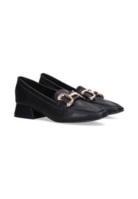 Mocasines de cuero negro con un tacón bloque bajo, que cuentan con una cadena decorativa en tono dorado y un acabado suave y texturizado.