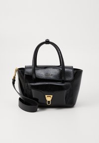 Juodas odinis handbag'as su struktūrizuota forma, turintis priekinį kišenę, auksinius aksesuarus, trumpus rankenėles ir nuimamą petinę juostą.