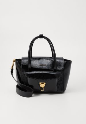 Sac à main en cuir noir avec une forme structurée, doté d'une poche avant, de quincaillerie dorée, de poignées courtes et d'une bandoulière amovible.