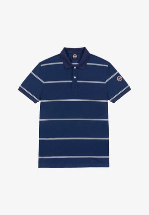 Granatowa koszulka polo z białymi poziomymi paskami, dwoma guzikami z przodu, krótkimi rękawami oraz okrągłą naszywką z logo marki na lewym rękawie.