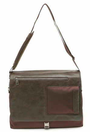 Borsa a tracolla in pelle marrone con apertura a zip, dotata di una tasca anteriore testurizzata color borgogna e una chiusura metallica argentata. Tracolla regolabile.
