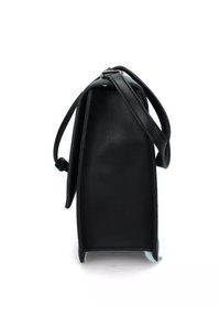Borsa nera in pelle liscia, caratterizzata da una forma rettangolare strutturata, con spallacci regolabili e un fondo piatto per la stabilità.