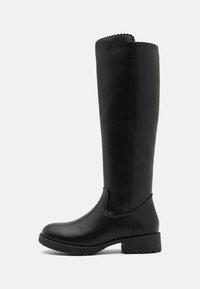 Bottes noires montantes en cuir lisse avec un bout rond, un petit talon carré et un bord décoratif festonné en haut.