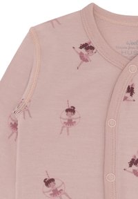 Weiches, rosa Babybekleidungsstück mit Druckknöpfen, verziert mit kleinen Balletttänzerinnen-Illustrationen in verschiedenen Tanzposen.