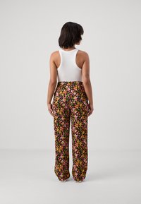 Vero Moda Petite VMPAGE WIDE - Nohavice - black/luca