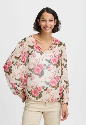 Durchsichtige, florale Bluse mit rosa Rosen und grünen Blättern auf einem cremigen Hintergrund. Verfügt über einen V-Ausschnitt und lange, luftige Ärmel.