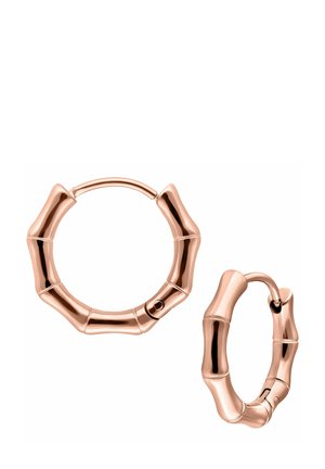 Ohrringe aus roségold mit einem Bambusdesign, das durch markante Segmente und einen nahtlosen Verschluss gekennzeichnet ist. Die Oberfläche ist glatt und poliert.