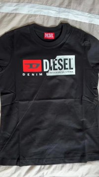 Sort bomulds t-shirt med et markant rødt og hvidt "DIESEL" logo, med ordene "DENIM" og "SUCCESSFUL LIVING" nedenfor i fede bogstaver.