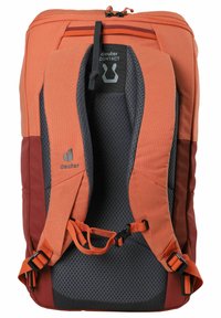 Mochila naranja y roja con correas de malla gris acolchadas, hebillas ajustables y cierre superior con cremallera. Presenta un logotipo en la parte posterior.