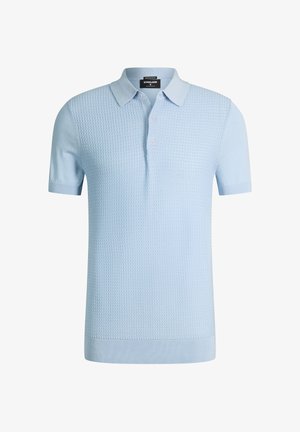 Lichtblauw poloshirt met korte mouwen, een textuur aan de voorkant, drieknopenbies, en geribde kraag en manchetten.