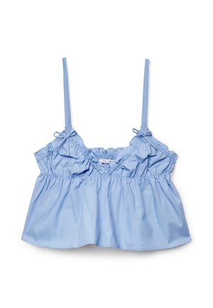 Top corto azzurro chiaro senza maniche con spalline sottili, dettagli arricciati e piccoli fiocchi vicino allo scollo, disteso su sfondo bianco.