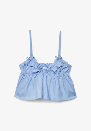 Top corto azzurro chiaro senza maniche con spalline sottili, dettagli arricciati e piccoli fiocchi vicino allo scollo, disteso su sfondo bianco.