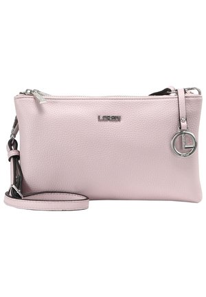 Muñequera de cuero rosa claro con cierre de cremallera, correa desmontable y logotipo y charm de la marca en plata en la parte delantera.