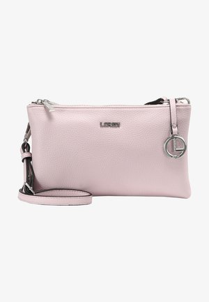 Jasnoróżowa skórzana opaska na nadgarstek z zamkiem błyskawicznym, odpinanym paskiem oraz srebrnym logo marki i zawieszką z przodu.