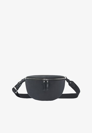 Schwarze Lederbauchtasche mit geschwungener Form, doppeltem Reißverschluss und verstellbarem Stoffgurt. Mit strukturiertem Oberflächen und Metallbeschlägen.