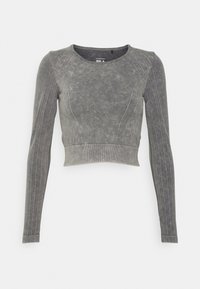 Grauer, langärmeliger Crop-Top mit geripptem Material, versehen mit kontrastfarbenen Nähten und einem runden Ausschnitt. Enger Schnitt, gestaltet mit Nahtdetails.