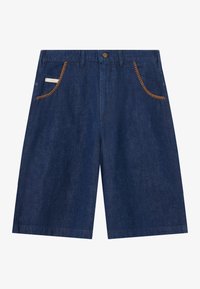 Shorts en denim de couleur bleu profond, avec des coutures contrastées marron le long des poches avant et une fermeture à bouton classique.