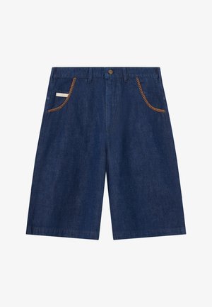 Džins kratke hlače v temno modri barvi, z kontrastnim rjavim šivanjem ob sprednjih žepih in klasičnim gumbom za zapiranje.