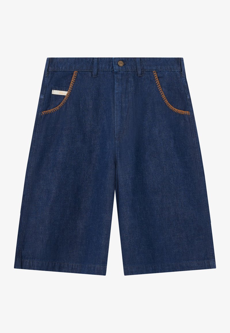 Jeansshorts in einem tiefblauen Farbton, mit kontrastierenden braunen Nähten entlang der vorderen Taschen und einem klassischen Knopfverschluss.
