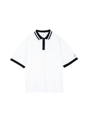 Biała koszulka polo z krótkim rękawem, czarnym kołnierzykiem, czarnymi mankietami, trzema czarnymi guzikami i małym napisem na lewym rękawie.