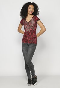 Koroshi SHORT SLEEVE - Apdrukāts T-krekls - red coral
