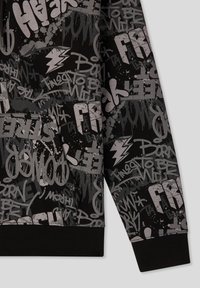 Czarna bluza z kapturem z nadrukiem w stylu graffiti w kolorach białym i szarym, z motywem piorunów i efektami rozchlapania; zakończenia i mankiety z prążkowanego materiału.