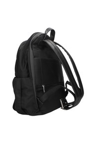 Zaino nero con superficie in tessuto liscio, dotato di due spallacci regolabili, tasche esterne, un comparto centrale con zip e dettagli discreti.