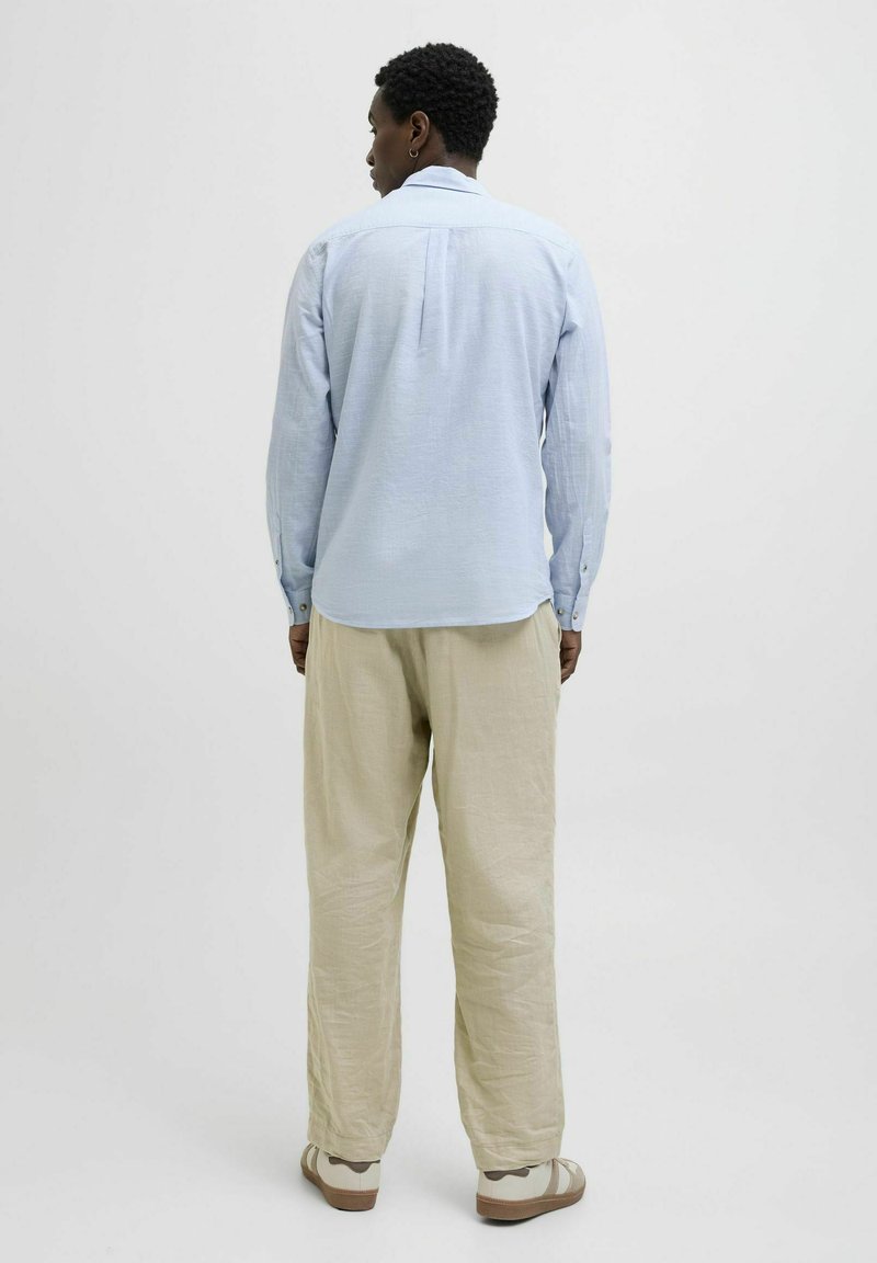 Chemise Blanche Quelle Couleur Mettre Avec Un Pantalon Vert Clair