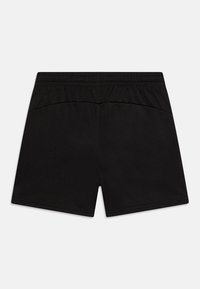Schwarze Sportshorts mit elastischem Bund, hergestellt aus glattem Stoff, mit einem schlichten Design und ohne sichtbare Muster oder Akzente.