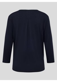 Marineblaues Langarmshirt aus weichem Stoff. Verfügt über einen runden Ausschnitt und einen dezenten Rückenschlitz für zusätzlichen Designakzent.
