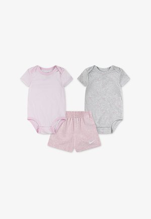 Deux bodys bébé à manches courtes, l'un rayé rose et l'autre gris avec des détails roses, assortis à un short à taille élastique rose, tous avec des logos Nike.