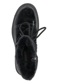 Botín negro con forro de piel sintética, puntera redonda, diseño de cordones con acentos de metal y suela de goma texturizada.