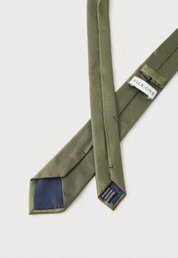 Γραβάτα από πολυεστέρα σε ελιά πράσινο με μπλε σκούρο τελείωμα, με την επωνυμία "Pier One", τοποθετημένη επίπεδα σε λευκή επιφάνεια.