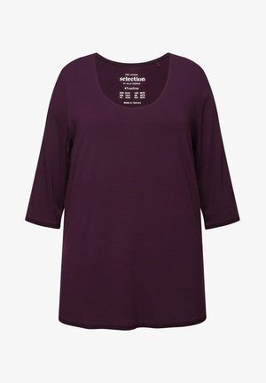 Lilla langærmet T-shirt med scoop-neck, lavet af blødt stof. Har et simpelt design, ingen mønstre eller dekorationer.