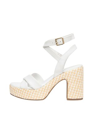 Witte sandaal met hoge hak met geweven beige plateauzool, enkelbandje met gouden gesp en gekruiste voorste bandjes.