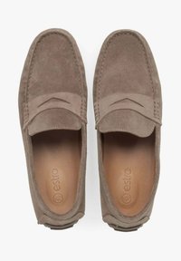 Zamszowe loafers w jasnobrązowym kolorze o gładkim wykończeniu, z przeszywaną szwem i dekoracyjnym uniesionym wzorem na wierzchu. Wewnątrz wyciśnięte logo.