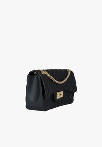 Borsa a tracolla in pelle nera trapuntata con catena d'oro e chiusura magnetica. Presenta una forma strutturata e una texture liscia e lucida.