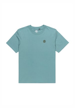Kurzärmliges T-Shirt aus hellblauem Baumwollstoff mit Rundhalsausschnitt und kleinem dunkelgrünen Logo auf der Brust. Einfache Textur, normale Passform.