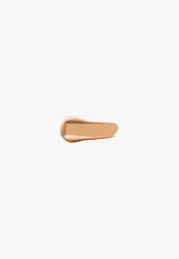 Base líquida beige con una textura suave y ligeramente brillante, extendida en una capa delgada y uniforme, mostrando un tono cálido claro.