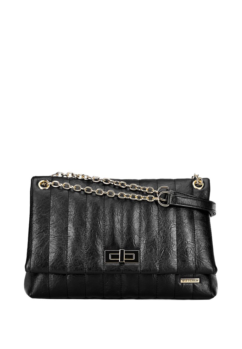 Borsa a tracolla in pelle nera con design trapuntato, cinturino a catena dorata, chiusura rettangolare magnetica e logo del marchio accentuato in basso a destra.