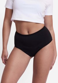 Zwarte high-waisted onderbroek van gladde stof, met een brede tailleband en naadloze randen voor een comfortabele pasvorm.