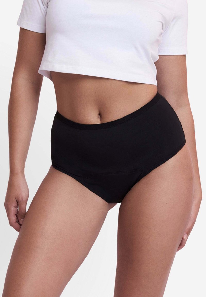 Zwarte high-waisted onderbroek van gladde stof, met een brede tailleband en naadloze randen voor een comfortabele pasvorm.